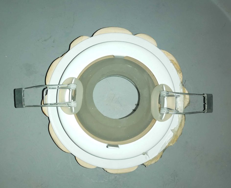 Декоративный точечный потолочный гипсовый светильник. MR16/патрон 5.3