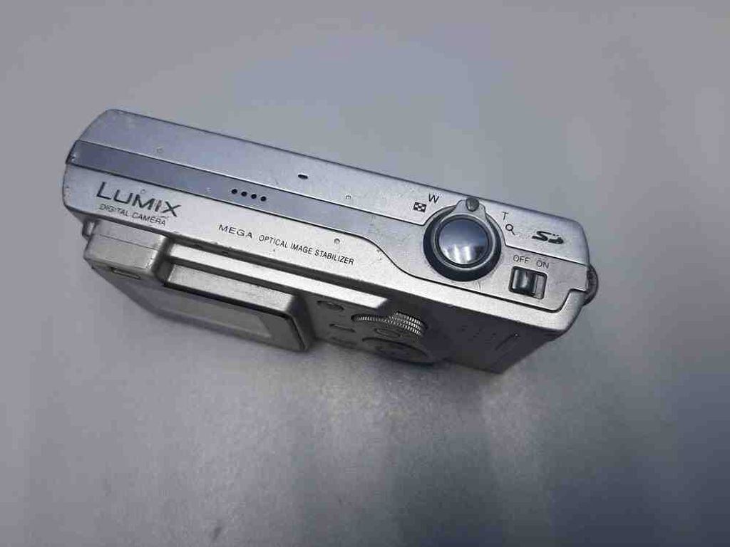  Panasonic Lumix DMC-FX12