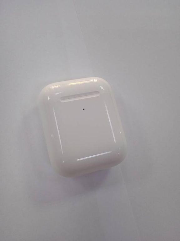 Apple airpods with wireless charging case
