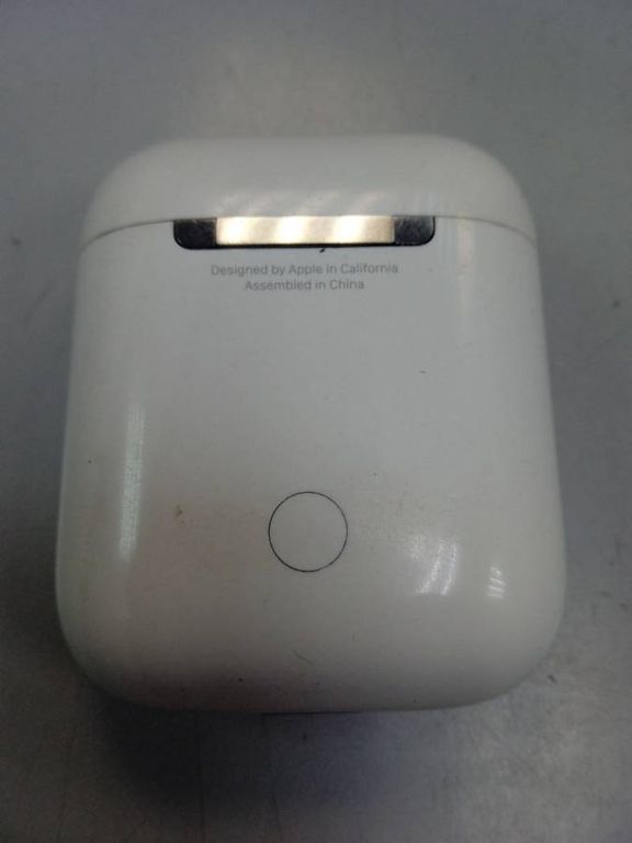 Apple airpods with charging case