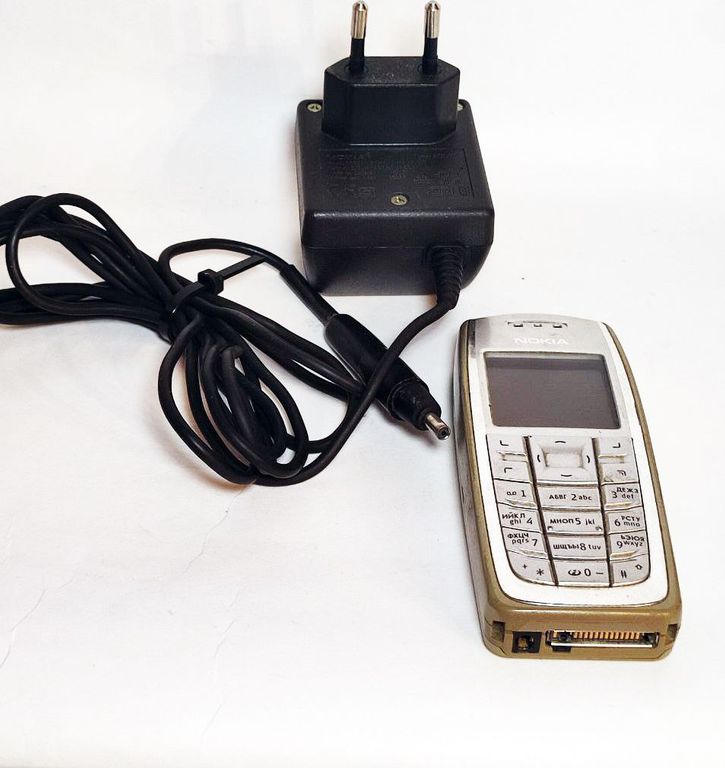 Кнопковий телефон Nokia 3120 з зарядним пристроєм