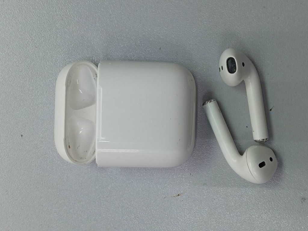 Apple airpods 2nd generation with charging case