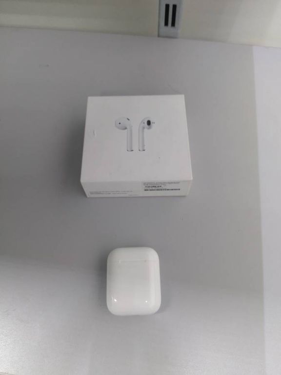 Apple airpods 2nd generation with charging case